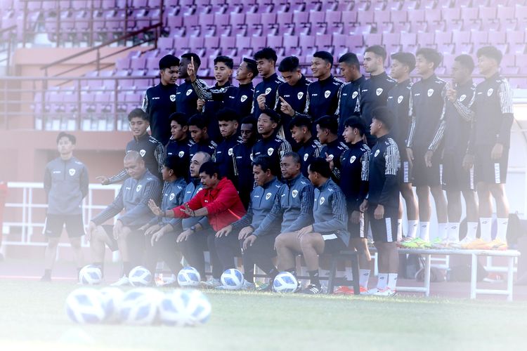 Pelatih Timnas U19 Indonesia Indra Sjafri (jaket merah) memberi aba-aba saat foto bersama sebelum latihan terakhir sebelum menjalani Piala AFF U19 2024 di Lapangan Thor Kota Surabaya, Selasa (6/7/2024) sore.